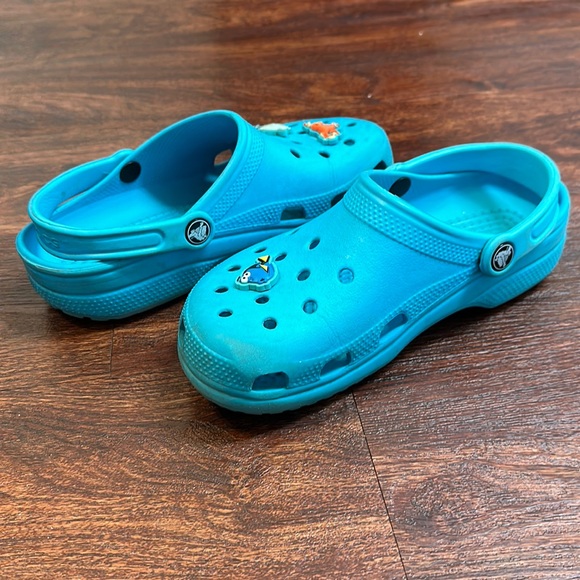 Light blue crocs with Finding Dory Jibbitz - Picture 2 of 7
